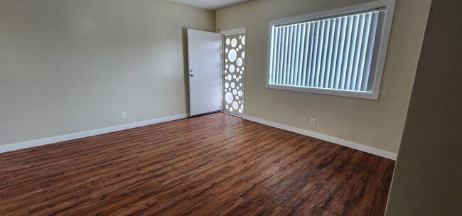 210 E 29th St in Long Beach, CA - Foto de edificio - Building Photo