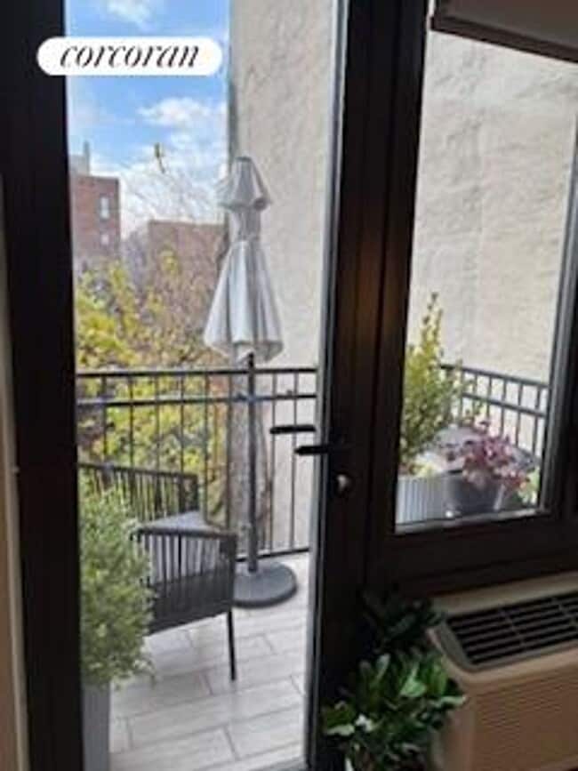 821 9th Ave in New York, NY - Building Photo - Building Photo