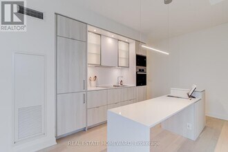 11 Yorkville Ave in Toronto, ON - Building Photo - Building Photo