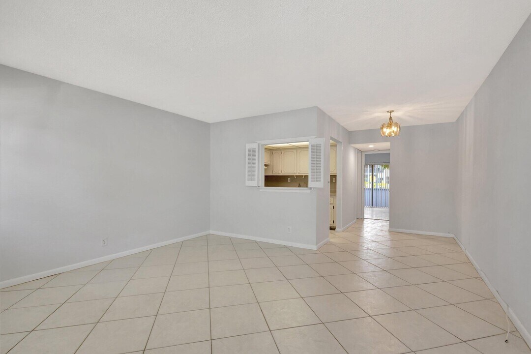 398 Sheffield Q in West Palm Beach, FL - Building Photo