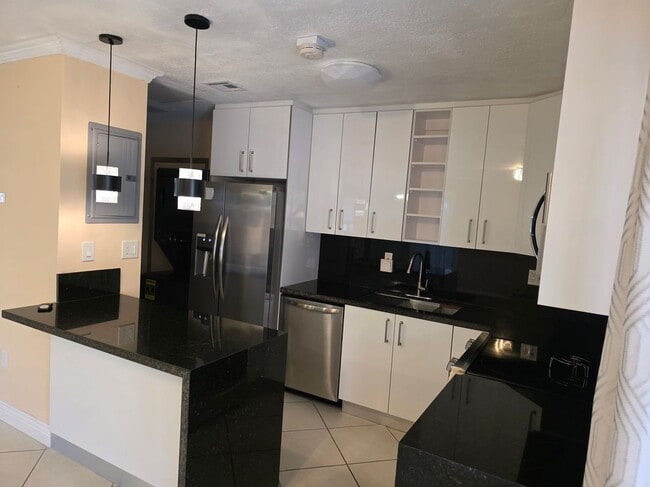 7921 NW 12th St in Pembroke Pines, FL - Building Photo - Building Photo