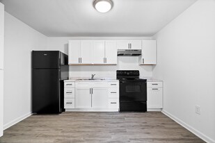 102 S West St in Alexandria, IN - Building Photo