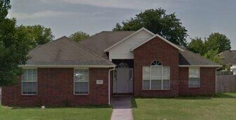 1901 SW Spruce Rd in Bentonville, AR - Building Photo