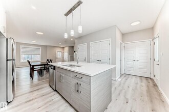 6536 Chappelle Vis S W in Edmonton, AB - Building Photo - Building Photo