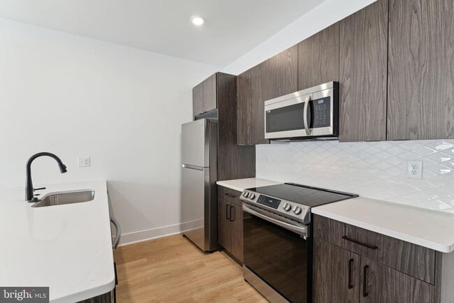 property at 1419 W Grange Ave