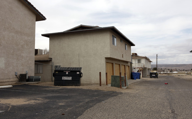 721 Upton Dr in Barstow, CA - Foto de edificio - Building Photo