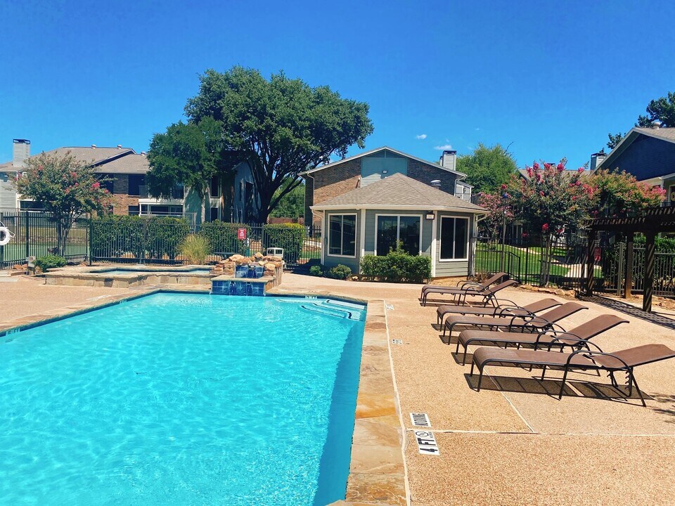 Autumn Breeze Apartments in Lewisville, TX - Foto de edificio
