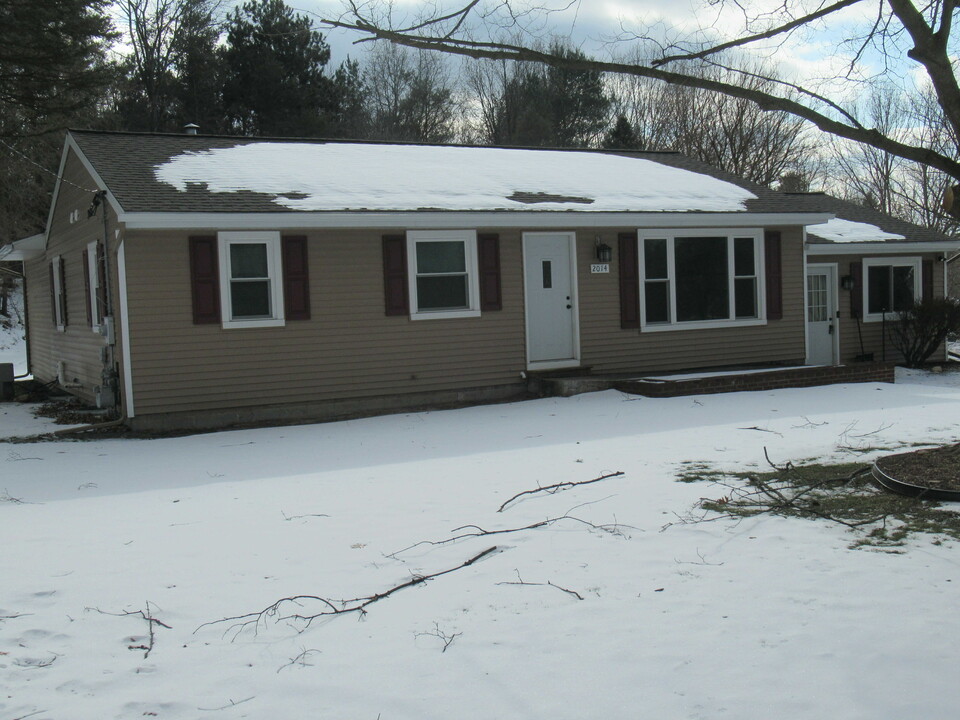 2014 3 Mile Rd NE in Grand Rapids, MI - Building Photo
