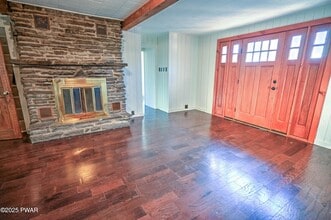 424 Sunset Forest Dr in Hawley, PA - Foto de edificio - Building Photo