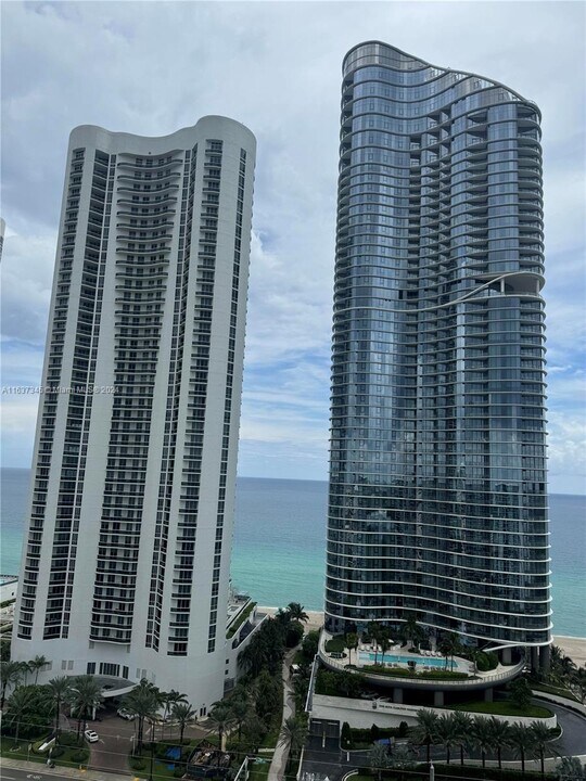 100 Bayview Dr, Unit PH06 in Sunny Isles Beach, FL - Building Photo