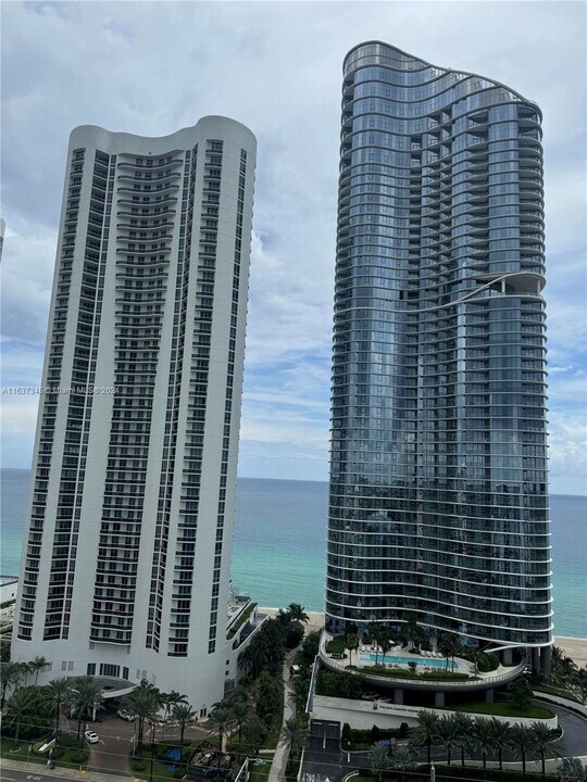 100 Bayview Dr, Unit PH06 in Sunny Isles Beach, FL - Foto de edificio