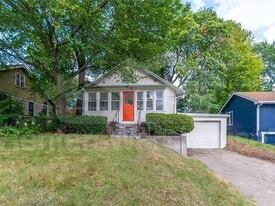 737 28th St in Des Moines, IA - Building Photo