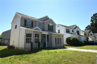 102 Pelican Cove in Newport News, VA - Building Photo - Building Photo