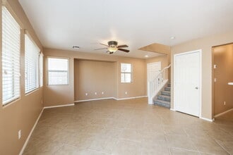 8204 W Wildwood Glen Dr in Las Vegas, NV - Foto de edificio - Building Photo