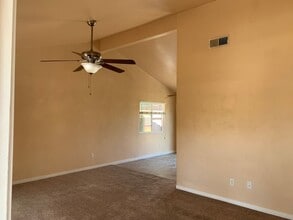 5404 El Palacio Dr in Bakersfield, CA - Building Photo - Building Photo