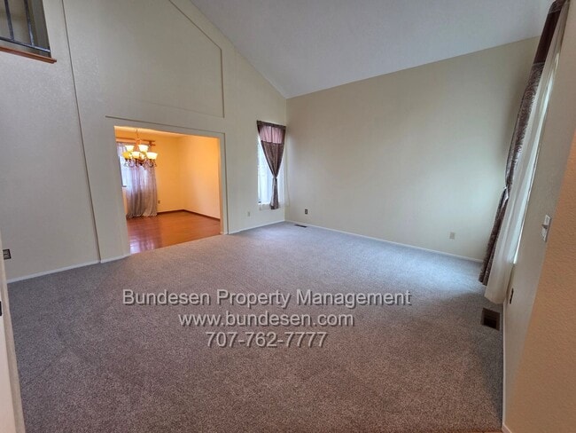 7453 Maximillian Pl in Rohnert Park, CA - Building Photo - Building Photo