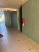 350 Crestwood Cir, Unit 106 in Royal Palm Beach, FL - Foto de edificio - Building Photo