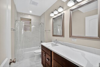 2703 W Ardmore Ave, Unit #1E in Chicago, IL - Foto de edificio - Building Photo