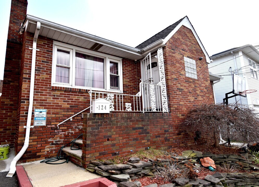 124 Malcolm Ave, Unit 1 in Garfield, NJ - Building Photo