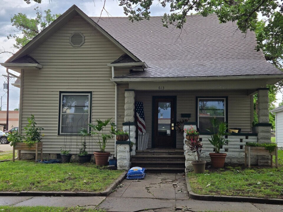613 Clarke St in Clay Center, KS - Building Photo