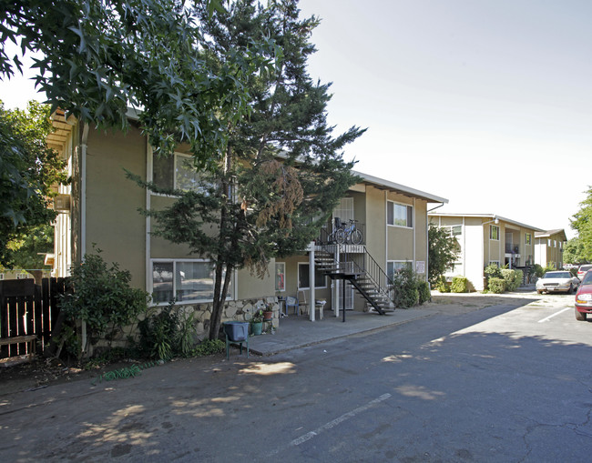 American River Apartments in Rancho Cordova, CA - Building Photo - Building Photo