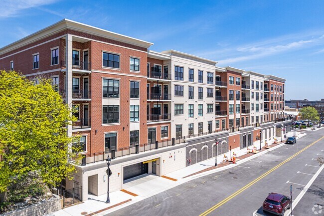 Glenwood Station in Glen Ellyn, IL - Foto de edificio - Building Photo
