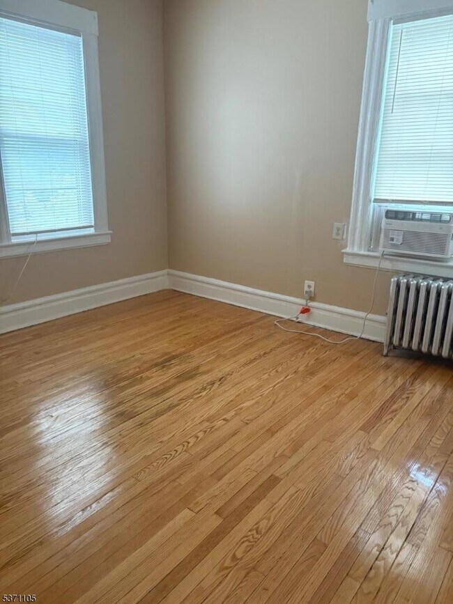 69 St Paul Ave in Newark, NJ - Building Photo - Building Photo