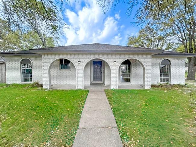 property at 5926 Darkwood Dr