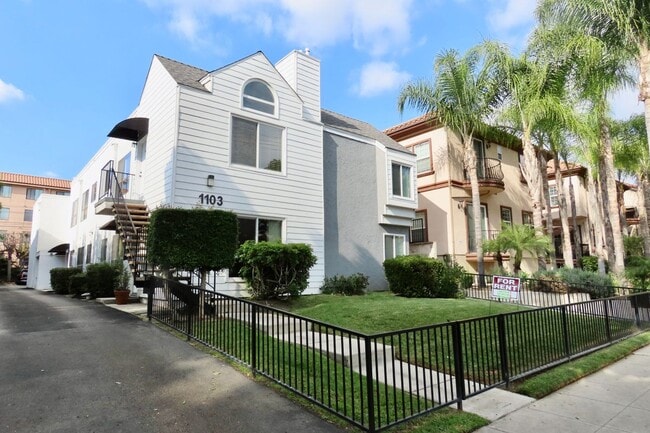 1103 W Angeleno Ave in Burbank, CA - Foto de edificio - Building Photo