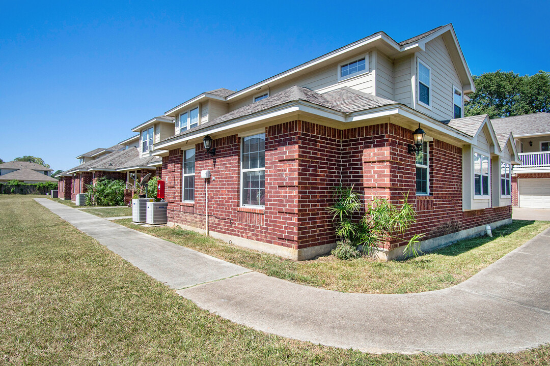 1239 Lovett St in Tomball, TX - Building Photo