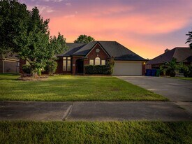 114 Audubon Woods Dr in Richwood, TX - Building Photo