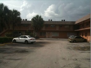 Hollywood Park West in Hollywood, FL - Building Photo - Building Photo