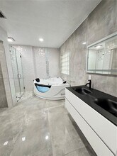 5860 NW 111th Ave in Doral, FL - Foto de edificio - Building Photo