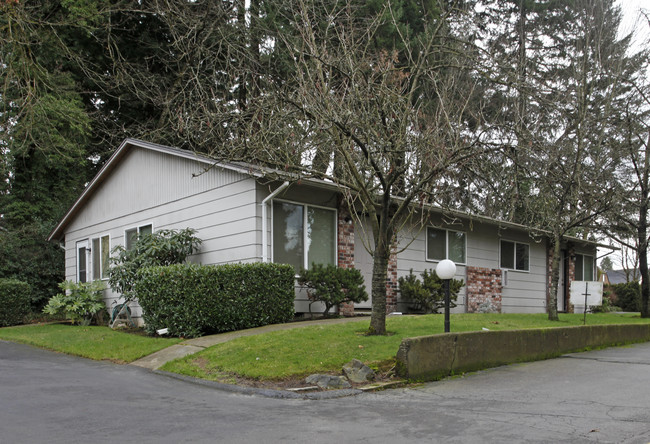 Churchill Gardens Apartments in Portland, OR - Foto de edificio - Building Photo