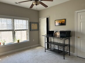 810 W Princess Anne Rd, Unit Apt 402 in Norfolk, VA - Building Photo - Building Photo