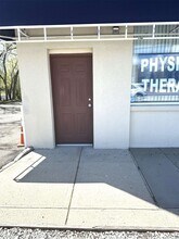 357 Hicksville Rd-Unit -2nd fl in Bethpage, NY - Foto de edificio - Building Photo