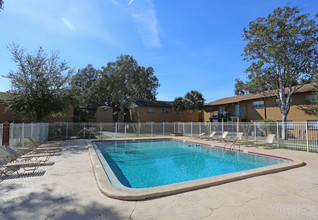 Myrtle Oaks Apartments in Tampa, FL - Foto de edificio - Building Photo