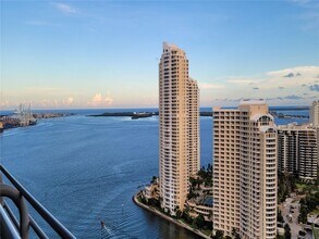 325 S Biscayne Blvd in Miami, FL - Foto de edificio - Building Photo