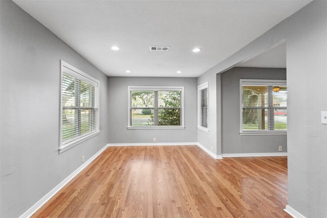 302 S Hardie St in Alvin, TX - Building Photo