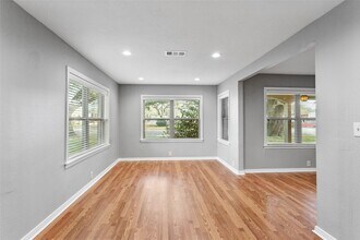 302 S Hardie St in Alvin, TX - Building Photo - Building Photo