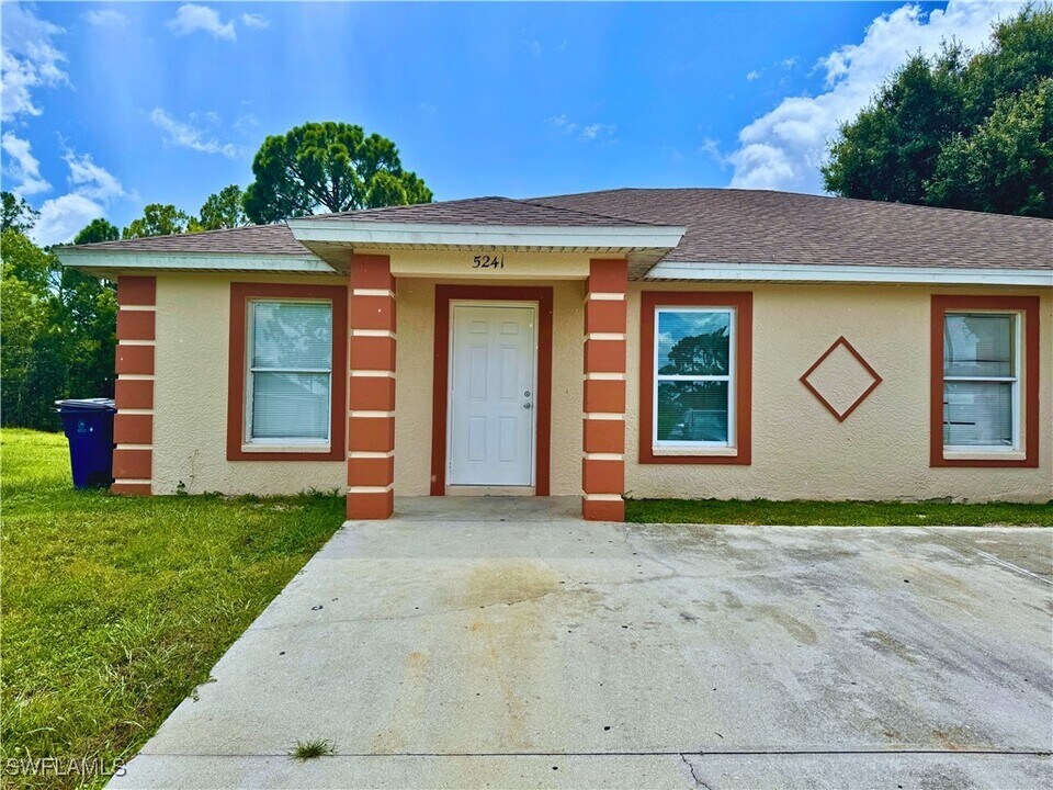 5241 28th St SW in Lehigh Acres, FL - Building Photo