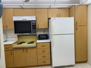 9423 S Hollybrook Lake Dr in Pembroke Pines, FL - Building Photo - Building Photo