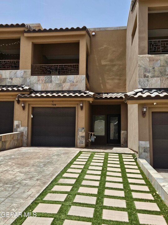 704 Espada Dr in El Paso, TX - Building Photo