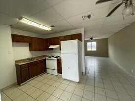 102 N Commonsway Dr in Portland, TX - Building Photo