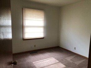 1332 Meadowdale Dr in Lincoln, NE - Building Photo - Building Photo