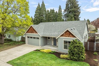 920 N Ivy St in Canby, OR - Building Photo - Building Photo