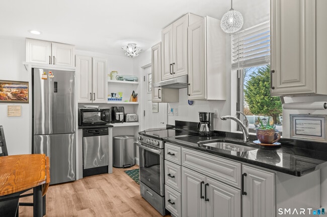 801 Pequot Ave in New London, CT - Building Photo - Building Photo