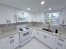 9365 Fontainebleau Blvd in Miami, FL - Building Photo