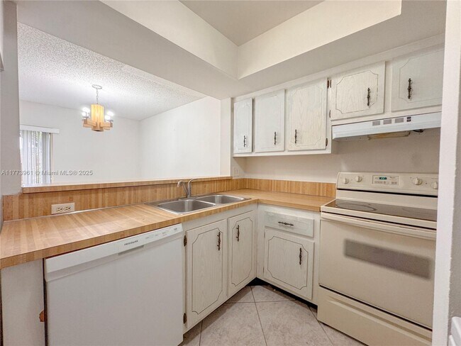 7569 W Sunrise Blvd in Plantation, FL - Building Photo - Building Photo