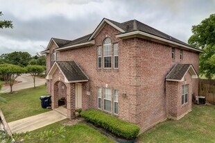 Beautiful 4 Bed, 4.5 Bath Minutes from Cam in College Station, TX - Building Photo